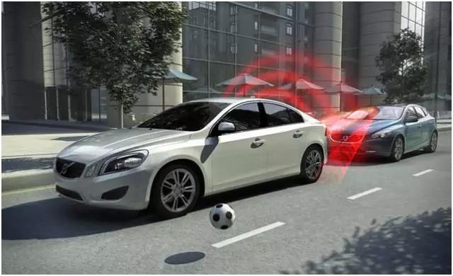 行人防撞檢測，首個行人檢測AEB