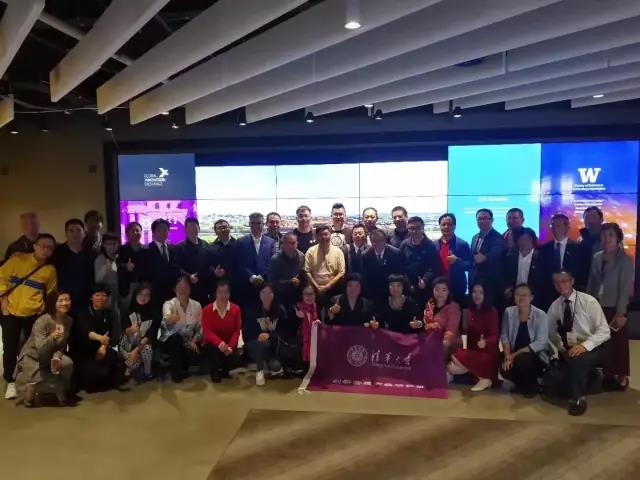 GIX大樓內師生與清華校友們合影